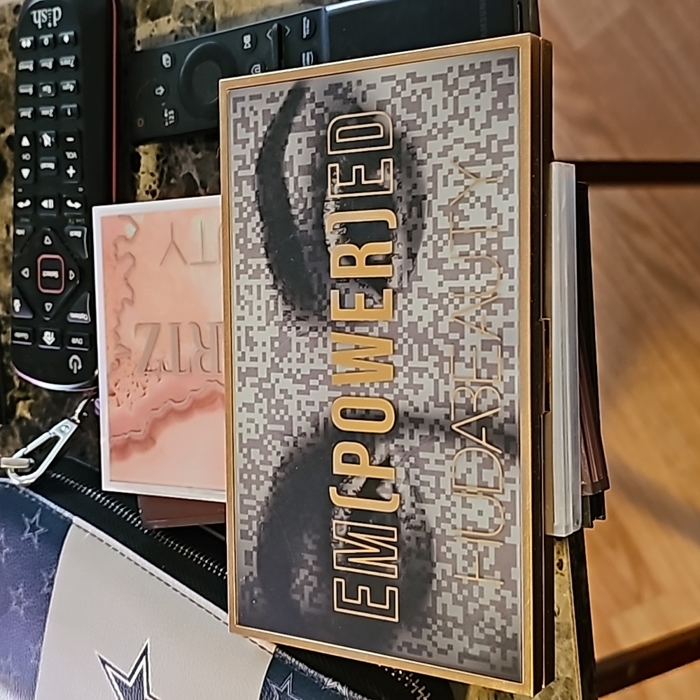 Huda beauty Empowered palette